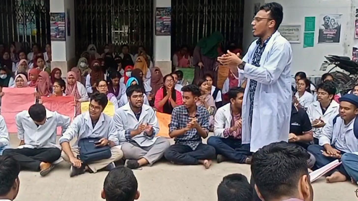 মমেক হাসপাতালের ইন্টার্ন চিকিৎসকদের কর্মবিরতি প্রত্যাহার